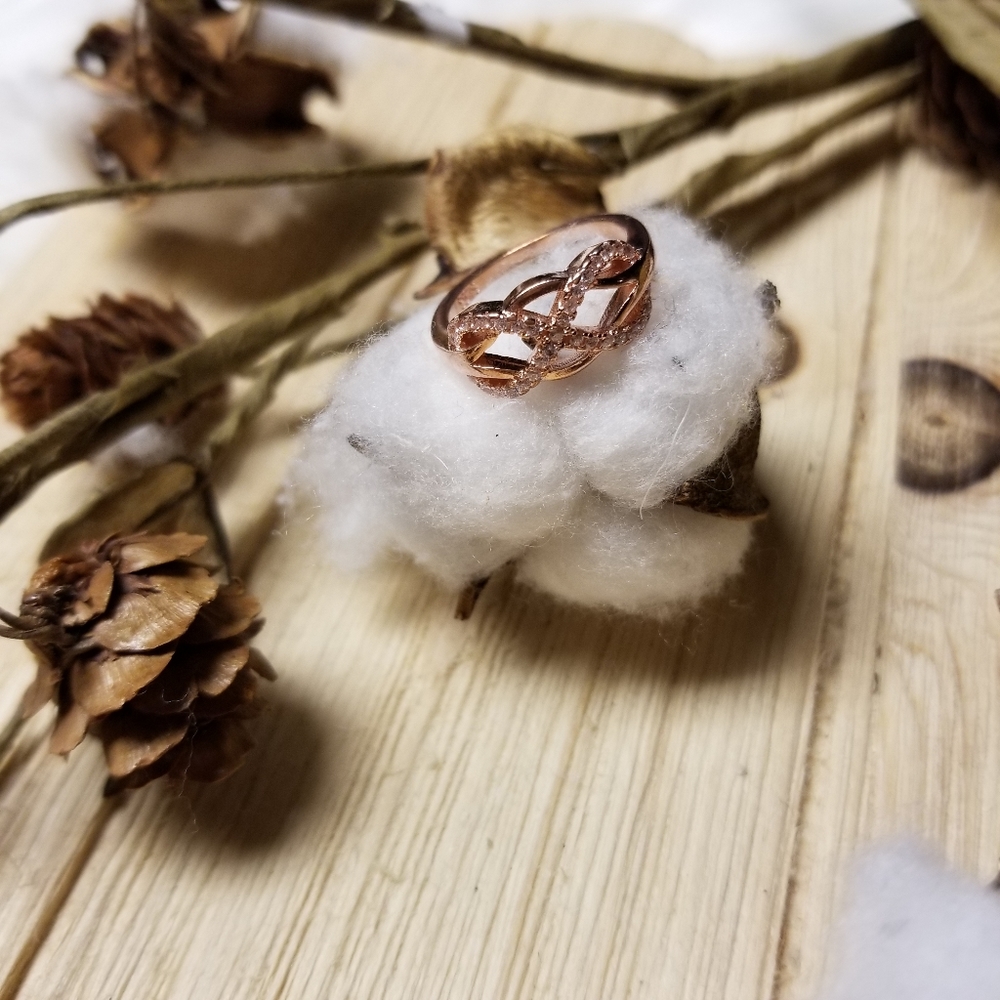 Beautiful Rose Gold plated Infinity Ring - Picture 4 of 7